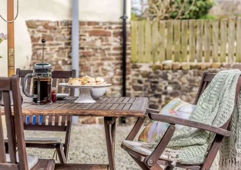 The shingle garden & alfresco dining area at Bluebell Barn, Alfardisworthy