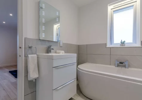 The ensuite bathroom at Bluebell Cottage, St Just