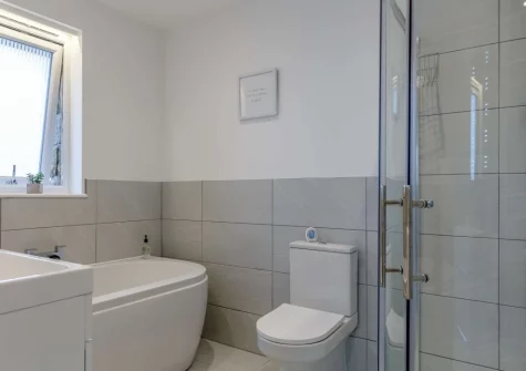 The ensuite bathroom at Bluebell Cottage, St Just