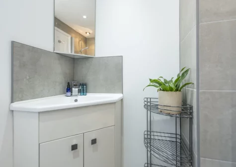 The shower room at Bluebirds, Polzeath