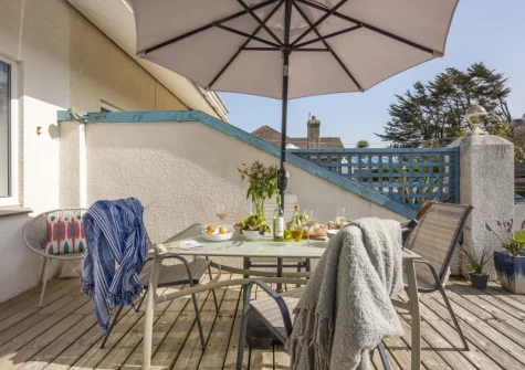 The decked patio, barbecue & alfresco dining area at Bluebirds, Polzeath