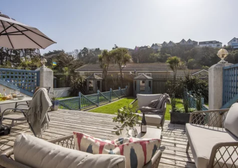 The decked patio, barbecue, alfresco dining & outdoor sitting area at Bluebirds, Polzeath