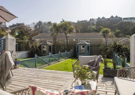 The decked patio, barbecue, alfresco dining & outdoor sitting area at Bluebirds, Polzeath