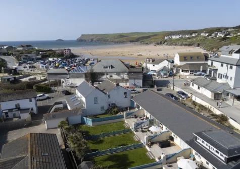 Bluebirds offers a peaceful escape with the convenience of shops, cafés, restaurants & sandy beach just steps from its front door
