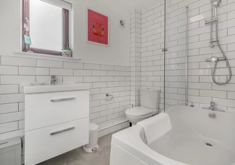 The bathroom at Blueskies, Padstow