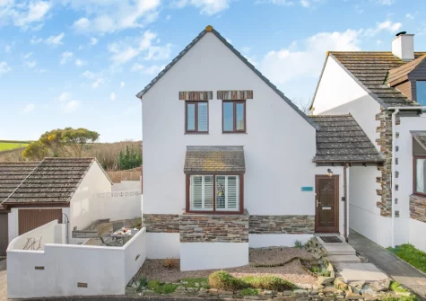 Blueskies is a light & stylish holiday home in Padstow with stunning views over the Camel Estuary