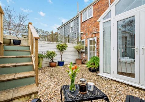 The tiered garden & outdoor sitting area at Bobs Cottage, Padstow