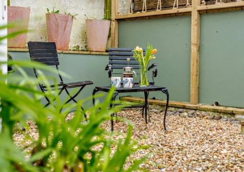 The tiered garden & outdoor sitting area at Bobs Cottage, Padstow