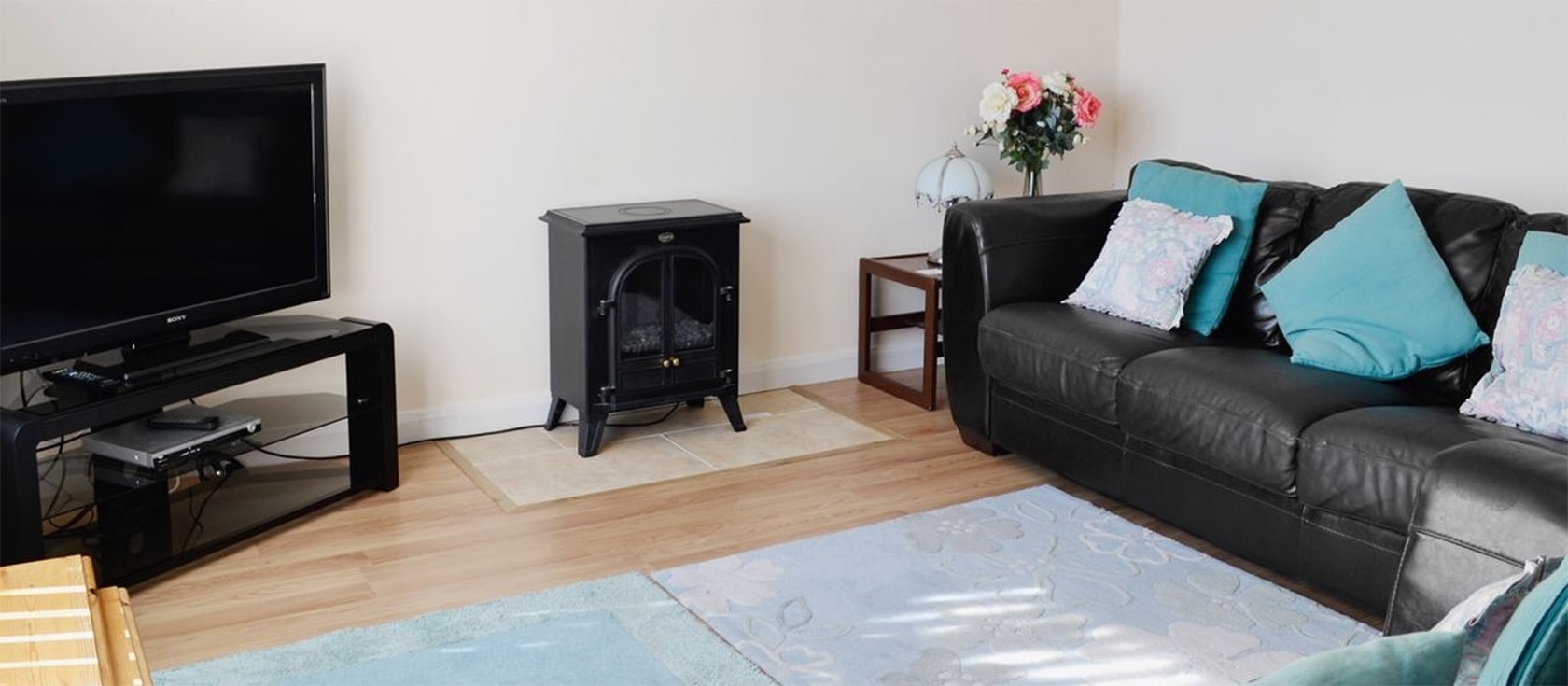 Bolt Tail View, Thurlstone is an attractive bungalow with southfacing conservatory & sea views. Comfortably furnished and well appointed the home has three bedrooms & two bathrooms, private gardens & ample parking close to shops, pub, coastal walks & beach.