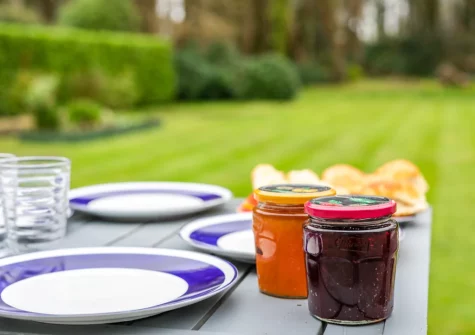 The alfresco dining area & enclosed garden at Bos-Coed, Perran Downs