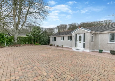 Bos-Coed is nestled in picturesque countryside, yet with the stunning Cornish coastline only 3 kilometres away