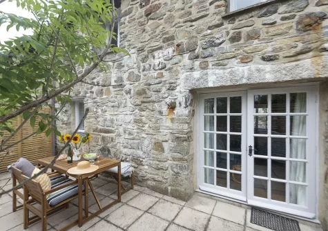 The courtyard & alfresco dining area at Bowjy Cottage, St Agnes