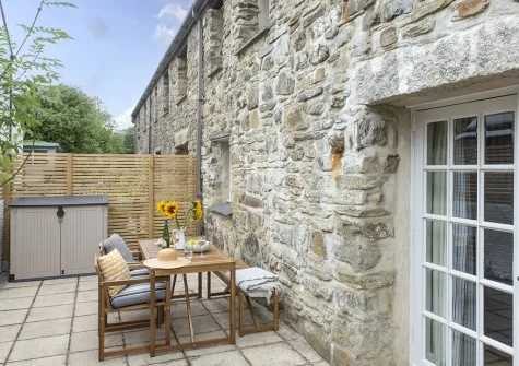 The courtyard & alfresco dining area at Bowjy Cottage, St Agnes