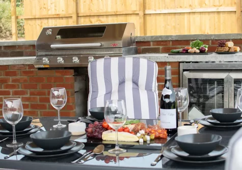 The outdoor kitchen, barbecue & alfresco dining area at Bowjy, Liskeard