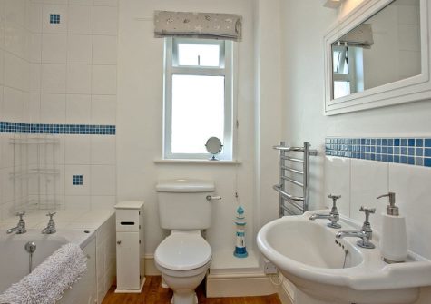 The bathroom at Brambles Cottage, Wooda Farm, Bush