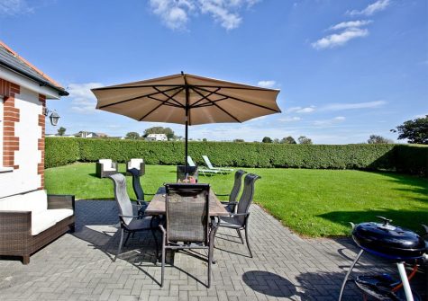 The patio & garden at Brambles Cottage, Wooda Farm, Bush