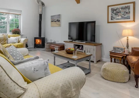 Bretagne, Cadgwith is a stylish 3-bedroom modern retreat on the enchanting Lizard Peninsula. Enjoy vaulted ceilings, a wood burner, suntrap terrace, and easy access to stunning beaches and Cornish attractions for memorable coastal holidays.
