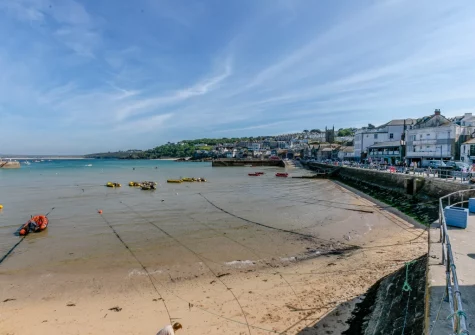 St Ives is a dream destination for a family holiday, and Breton Cottage places you right in the heart of it all near the golden sands of Harbour Beach