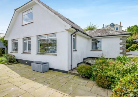 Briar Rose is a great dog-friendly family cottage with spectacular waterside views overlooking Fowey