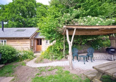 The small lawned garden, barbecue & outdoor sitting area at Brimble Cottage, Axminster