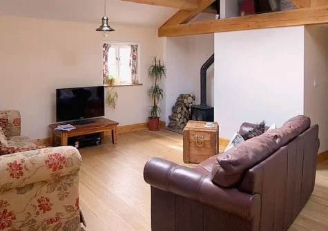 Brimble Cottage, Axminster is a charming ground-floor retreat blending comfort and countryside tranquillity. Discover cosy bedrooms, a wood-fired lounge & peaceful garden. It's ideal for families seeking authentic rural charm & memorable moments.