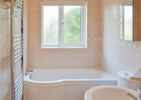 The bathroom at Broadsands Retreat, Goodrington