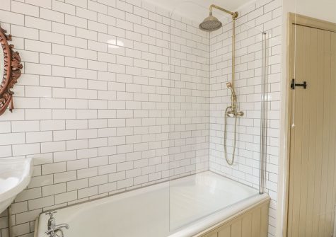 The bathroom at Bulls Court House, Colyton