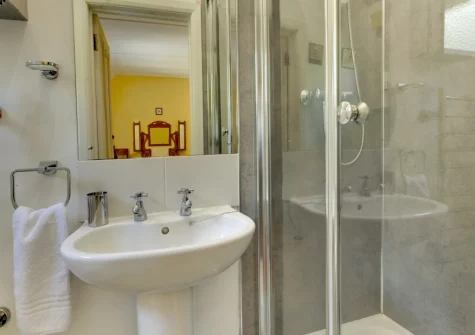 Bedroom #1 en-suite shower room