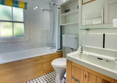 The bathroom at Bumbles, Mousehole