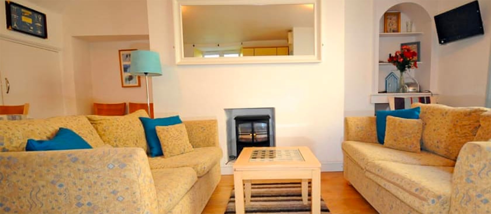 Buoys Cottage in Shaldon is a delightful two bedroom house in the idyllic village of Shaldon. It has open plan living space and accommodates four. The village has local shops, pubs and restaurants and is within walking distance of the sandy beach.