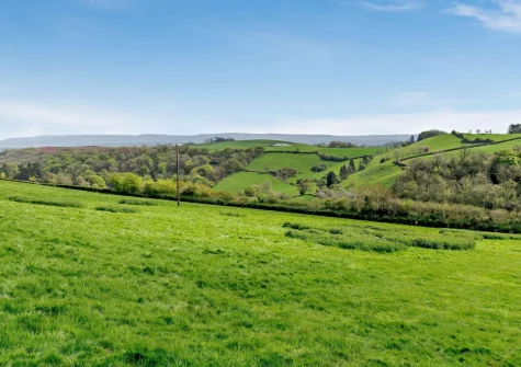 Enoy far-reaching countryside views when you stay at Burrow Farmhouse, Staple Cross