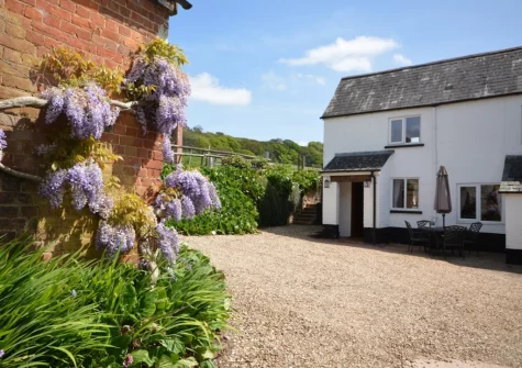 Burscombe Farm is a welcoming cottage situated on a family-run dairy farm in a picturesque valley, within walking distance to Sidmouth's beaches & shops