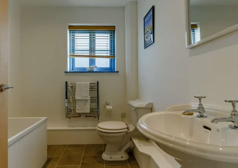The bathroom at Butter Barn At Pengelly Farm, Nancegollan