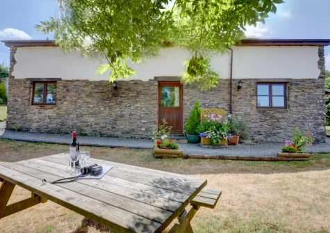 The shared lawn garden & alfresco dining area at Button Stable, Bratton Fleming