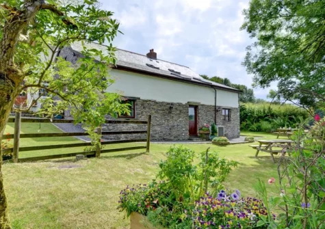 The shared lawn garden & alfresco dining area at Button Stable, Bratton Fleming