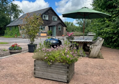 The shared barbecue & alfresco dining area at Buzzard Cottage, Sheldon