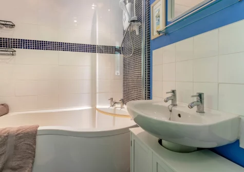 The bathroom at Buzzards Cottage, Redruth