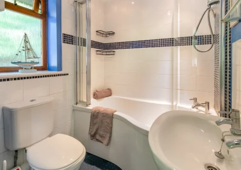 The bathroom at Buzzards Cottage, Redruth