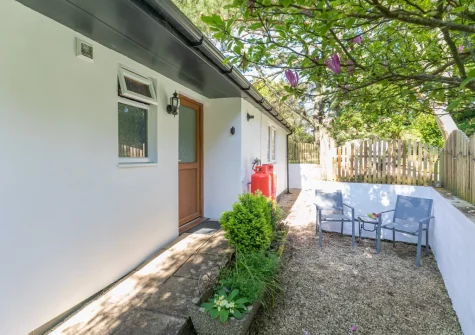 Buzzards Cottage backs onto woodland, yet less than six kilometres to Portreath Beach making this a great base for families