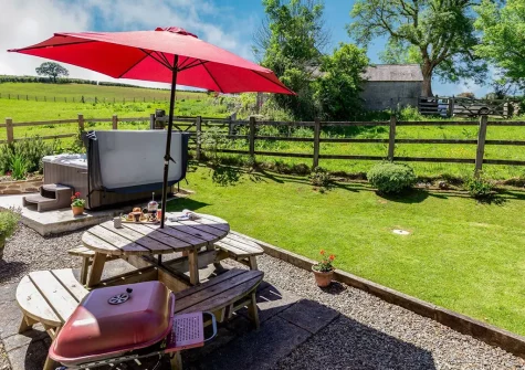 The hot tub, barbecue, alfresco dining area & garden at Buzzards Reach, Lower Treslea Farm, Treslea