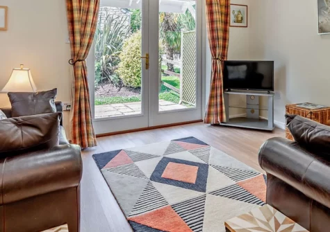 Sea Captains Lodge, Plymouth is a modern, family-friendly 3-bedroom house in Devon's historic Hoe area. Just yards from the waterfront, it offers stunning views and a fantastic location for seaside walks, close to bars, restaurants, and local shops.