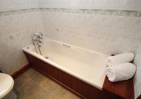 The bathroom at Byre Cottage, Bridge