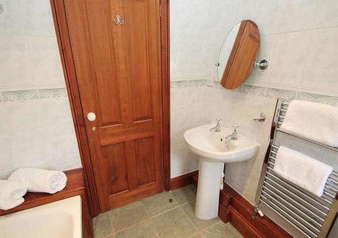 The bathroom at Byre Cottage, Bridge