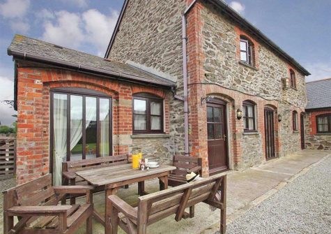 The outdoor patio at Byre Cottage, Bridge