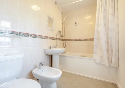 The bathroom at Byre Cottage, Padstow