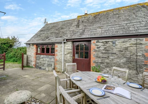 The courtyard & alfresco dining area at Byre Cottage, Padstow