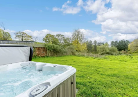 The hot tub & garden at Cabana Lakeside Lodge 2, Whitnage
