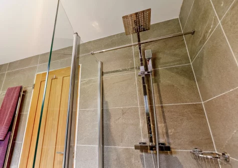 Bedroom #1 en-suite bathroom at Cabana Lakeside Lodge 4, Whitnage