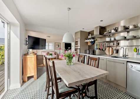 The kitchen & dining area at Camellia Cottage In The Tamar Valley, Bere Alston