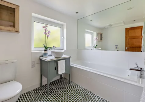Bedroom #2 en-suite bathroom at Camellia Cottage In The Tamar Valley, Bere Alston